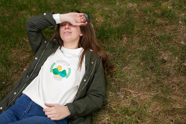 PSD adulto joven con camiseta de ropa de bosque