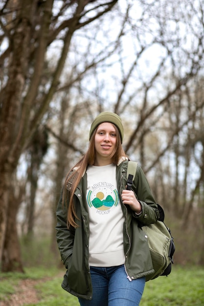 Adulto joven con camiseta de ropa de bosque