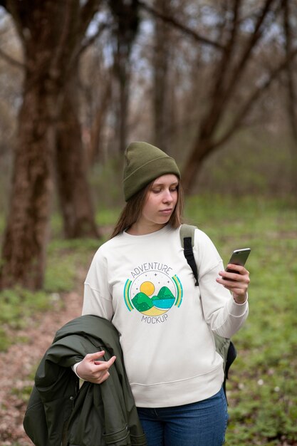 Adulto joven con camiseta de ropa de bosque