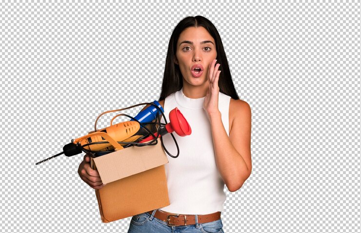 PSD adulto joven hispano y mujer expresiva ama de llaves y concepto de caja de herramientas