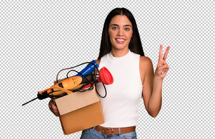 PSD adulto joven hispano y mujer expresiva ama de llaves y concepto de caja de herramientas