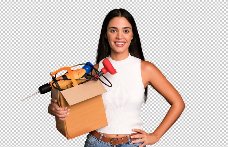 PSD adulto joven hispano y mujer expresiva ama de llaves y concepto de caja de herramientas
