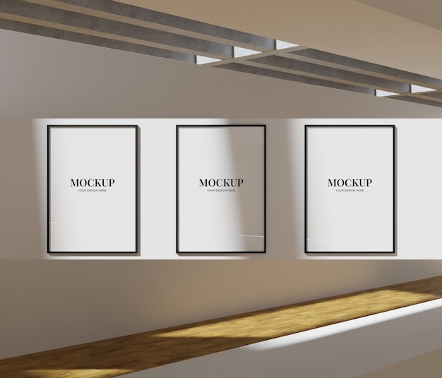 ästhetisches und zymatisches Set von drei Rahmen-Mockup-Poster in der von Sonnenlicht beleuchteten Kunstgalerie