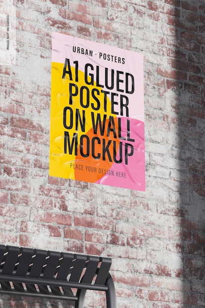 Affiche collée A1 sur maquette murale, vue en contre-plongée