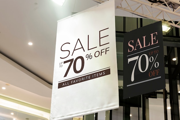Affiches de réduction de vente accrochées