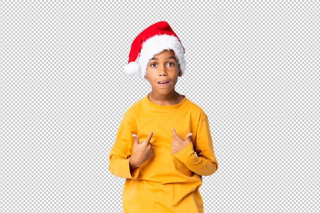 Afro-américain Garçon Avec Un Chapeau De Noël Avec Une Expression Faciale Surprise