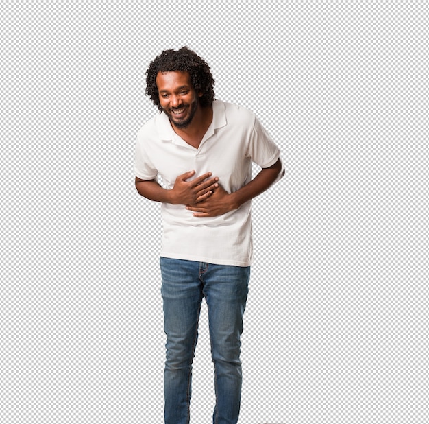 Afro-americano bonito rindo e se divertindo, sendo relaxado e alegre