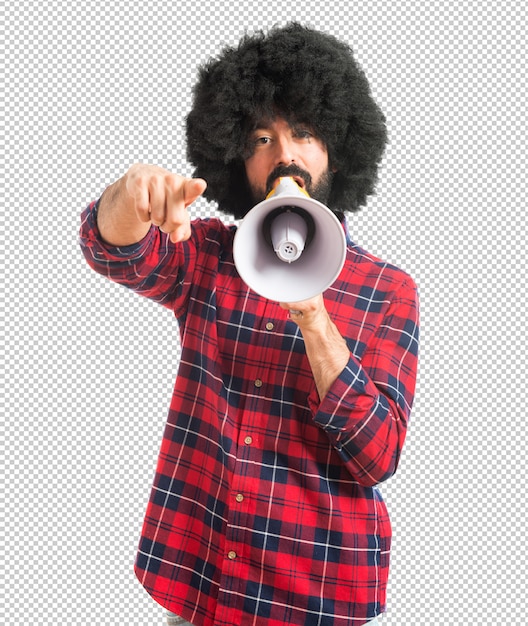 Afro homem gritando por megafone