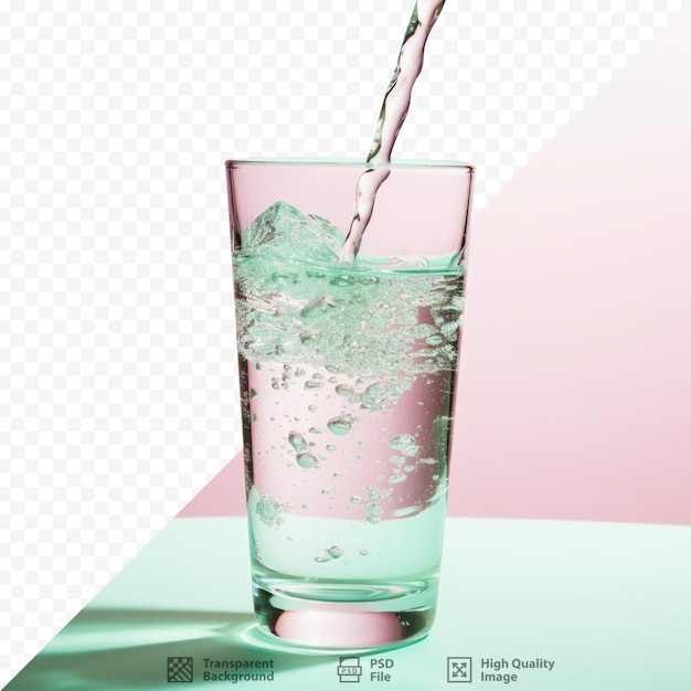 El agua mineral brilla cuando entra en un vaso