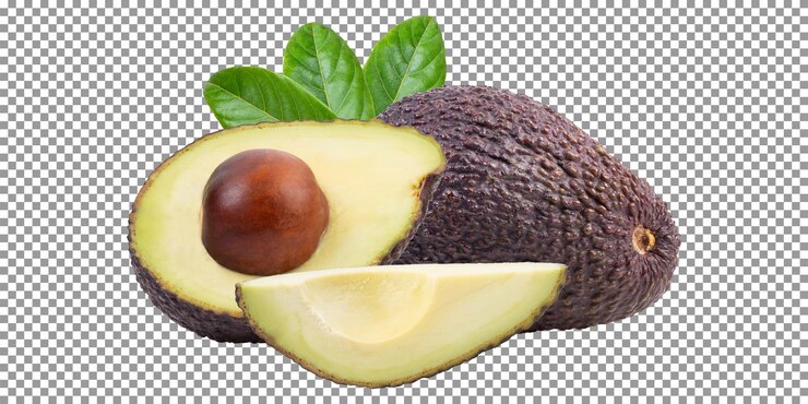 PSD aguacate fresco con medio corte y rodajas sobre fondo transparente