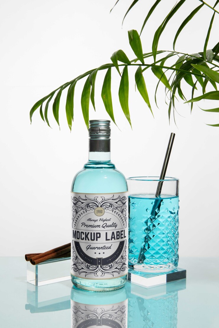 PSD ainda vida de garrafa de gin com maquete de rótulo