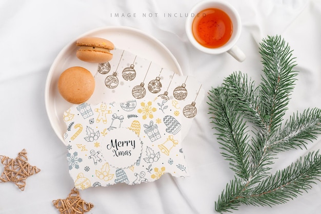 Ajuste de la tabla de navidad con papel de maqueta en blanco sobre fondo textil