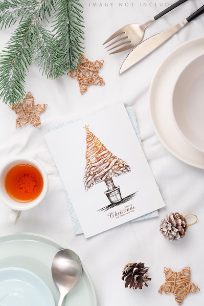 Ajuste de la tabla de Navidad con papel de maqueta en blanco sobre fondo textil