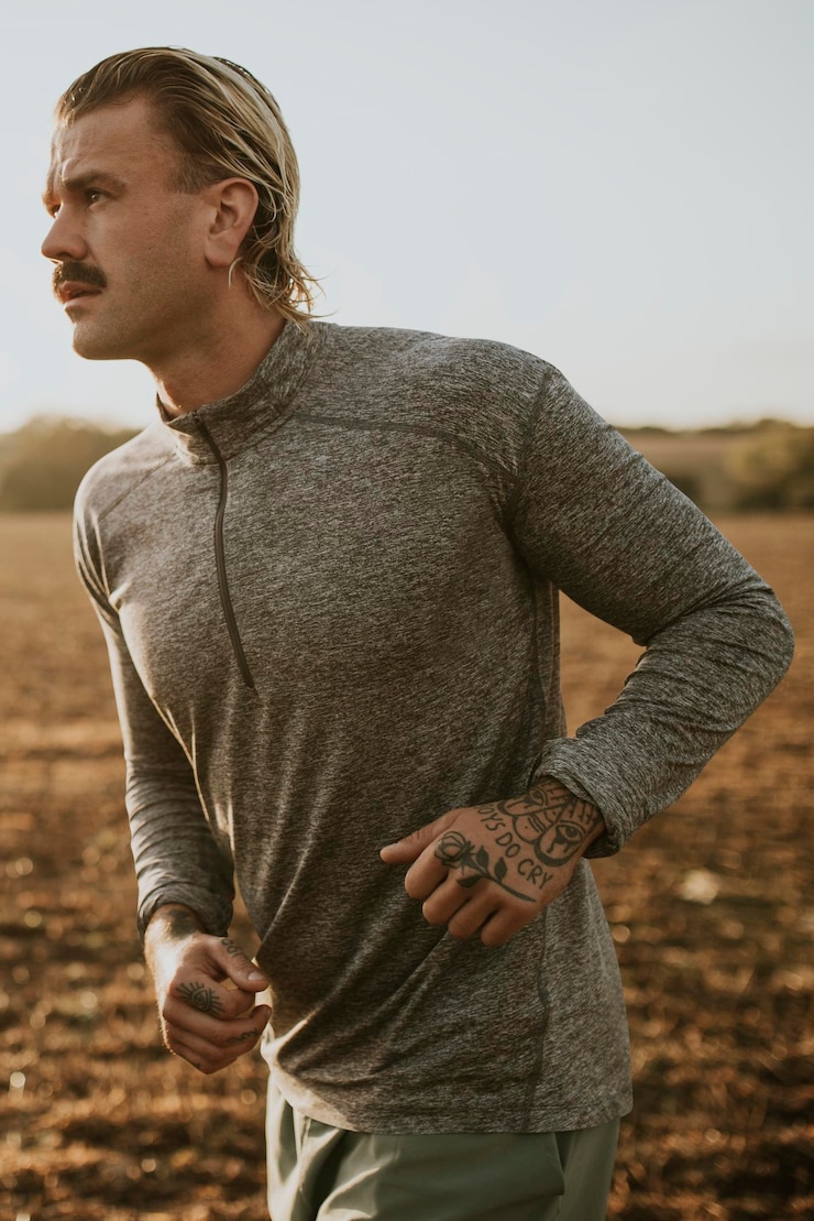 PSD aktives stretch-shirt-mockup für sportbekleidung und mode-shoot