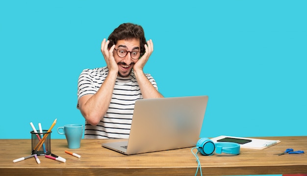 alegre homem louco com laptop
