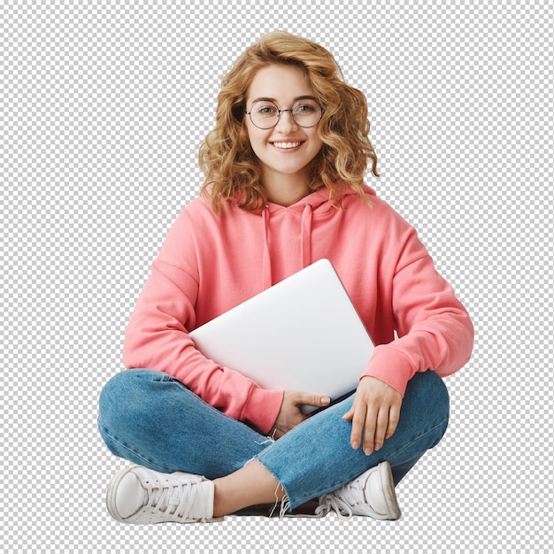 Alegre y inteligente estudiante sentada en el suelo con una computadora portátil