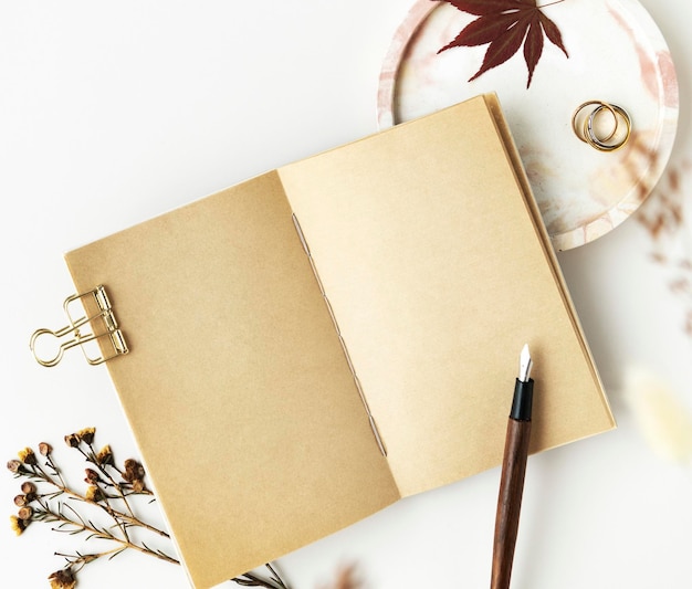Altes Grunge-Notebook-Mockup mit getrockneter Pflanze