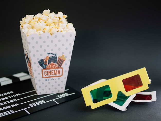 Alto ángulo de copa con palomitas y gafas de cine