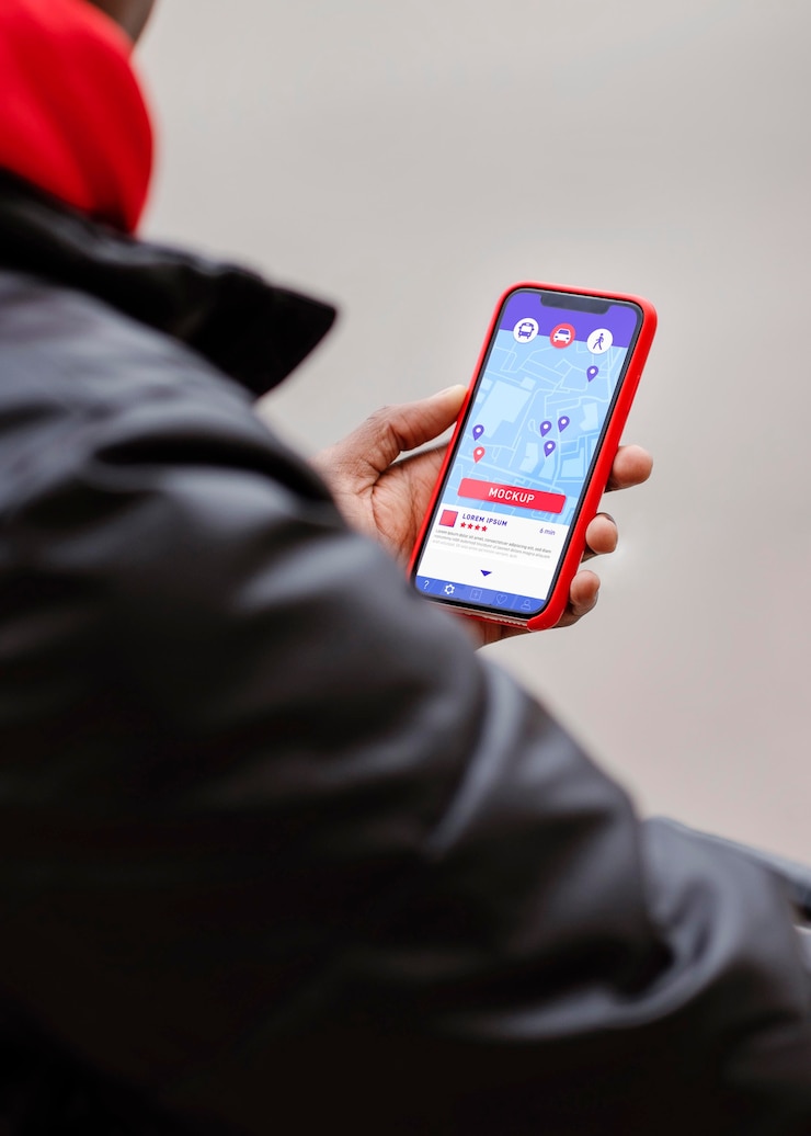 PSD alto ângulo de homem segurando smartphone com maquete de mapa gps