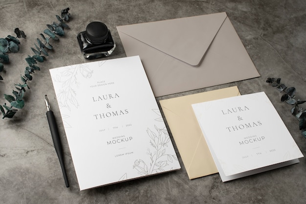 Alto ángulo de elegante maqueta de invitación de boda