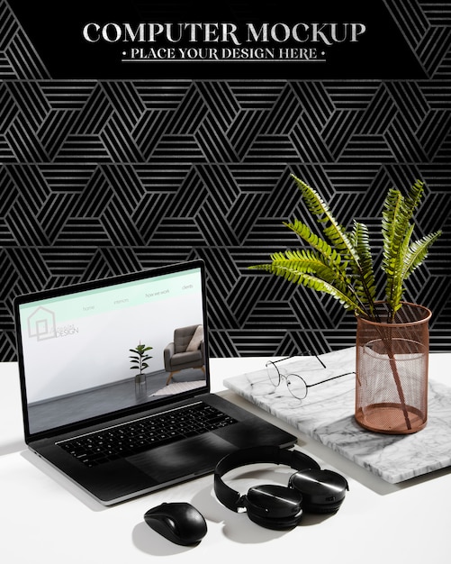 Alto ángulo de escritorio con auriculares y computadora portátil