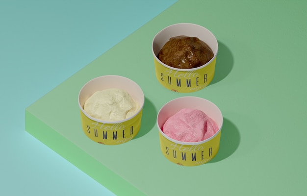Alto ángulo de helado de tres sabores diferentes en recipientes