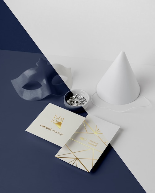 Alto ángulo de invitación de carnaval minimalista con cono y máscara.