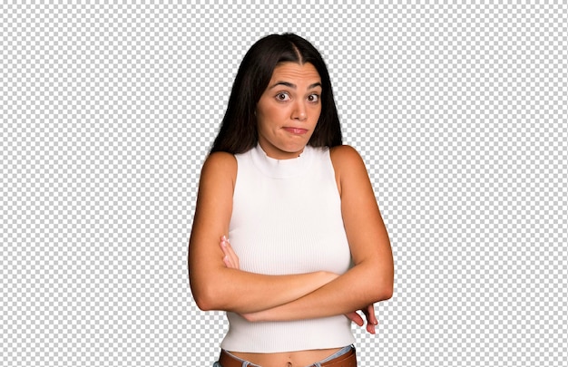 Alzando le spalle sentendosi confuso e incerto dubitando con le braccia incrociate e lo sguardo perplesso