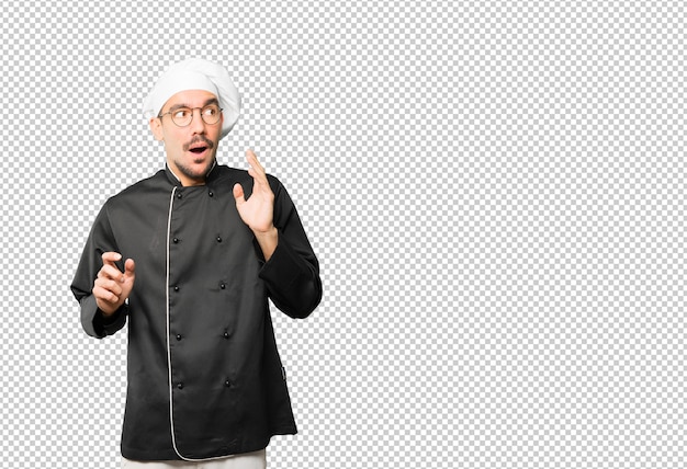 Amable joven chef haciendo un gesto de admiración