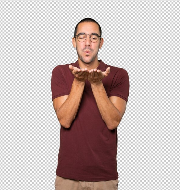 Amable joven haciendo un gesto de enviar un beso con la mano