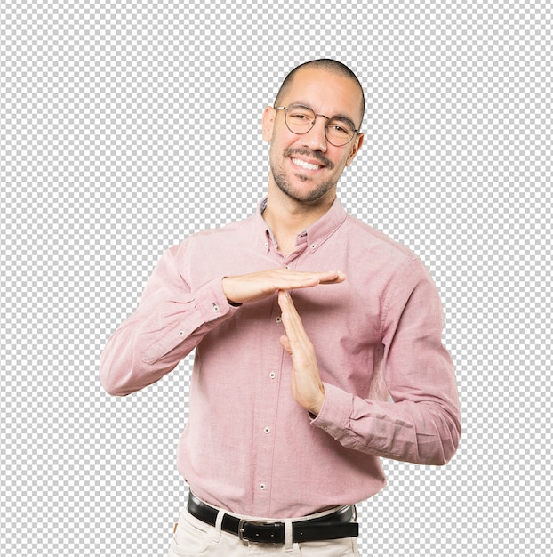 Amable joven haciendo un gesto de tiempo de espera con las manos