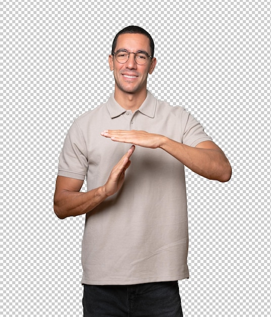 Amable joven haciendo un gesto de tiempo de espera con las manos