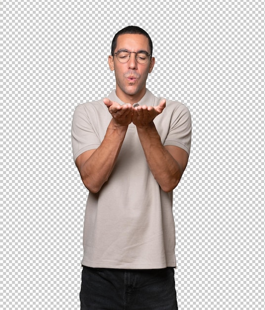 Amable joven haciendo un gesto de tomar una foto con las manos