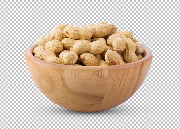 Amendoim em tigela de madeira isolada na camada alfa