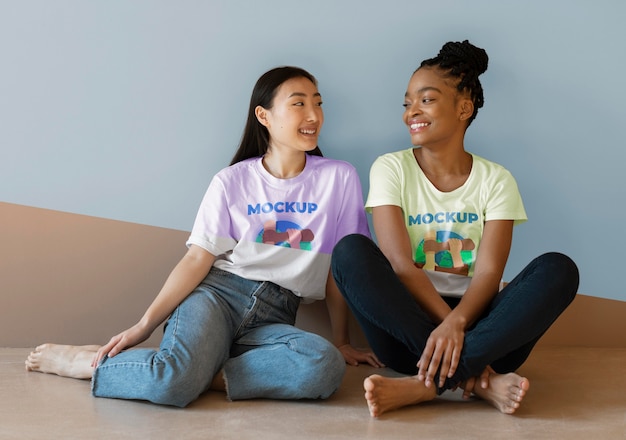 Amis Représentant Le Concept D'inclusion Avec Des Maquettes De T-shirts