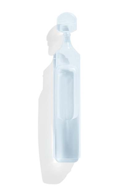 PSD ampoule pharmaceutique en plastique avec liquide physiologique chlorure de sodium ou gouttes médicament sur fond transparent isolé