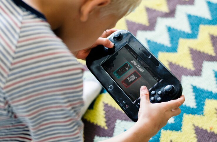 PSD anak laki-laki bermain video game portabel