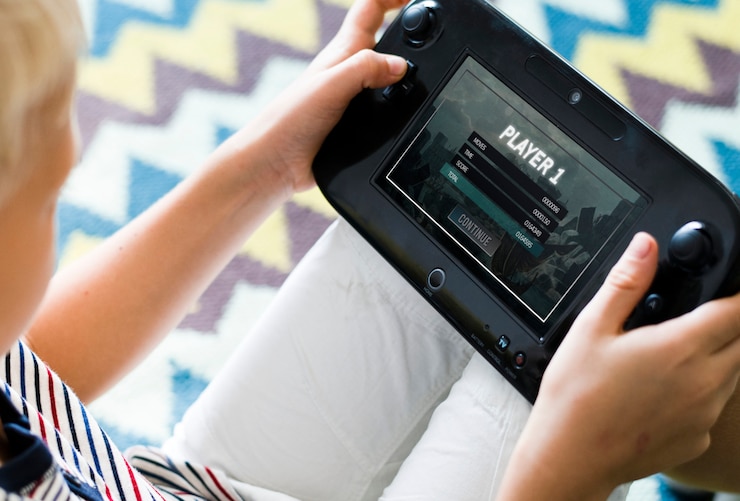 PSD anak laki-laki bermain video game portabel