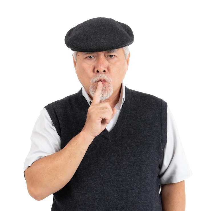 PSD el anciano asiático se siente serio el mal humor enojado mantiene su dedo en la boca haciendo un gesto de silencio aislado en el concepto masculino senior de estilo de vida de fondo blanco