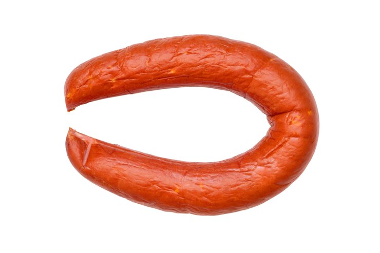 PSD un anillo de salchicha de carne fresca aislado sobre un fondo blanco