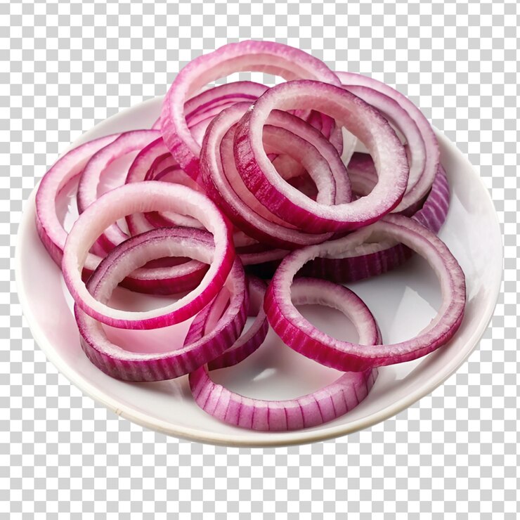 PSD anillos de cebolla roja en rodajas en un plato blanco sobre un fondo transparente