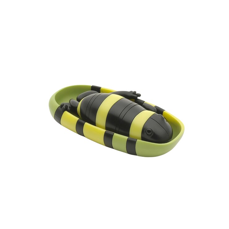 PSD animal de juguete de rayas amarillas y negras en un cuenco verde y amarillo