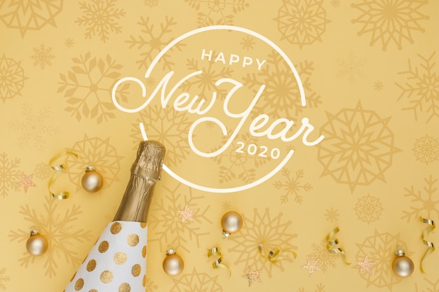 PSD año nuevo 2020 con botella dorada de champán y bolas de navidad