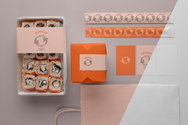 Anordnung von japanischem Fast Food mit Mock-up-Verpackung