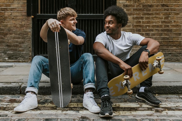 Anpassbare Skateboard-Mockups für Sportprodukte