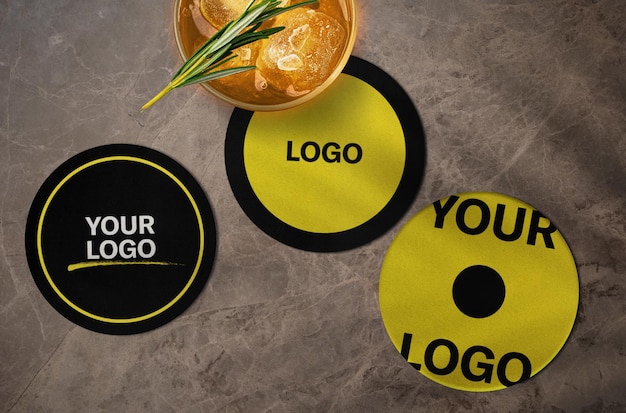 Anpassbare Untertische mit Firmenlogos auf einem Tisch