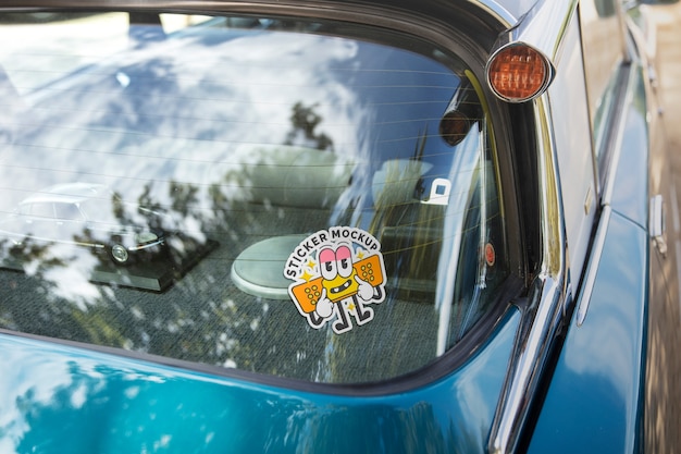 PSD ansicht des aufklebermodells auf dem autofenster