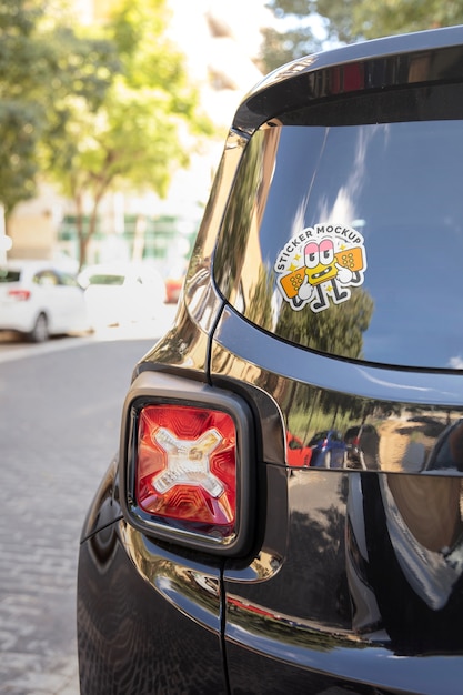 Ansicht des Aufklebermodells auf dem Autofenster