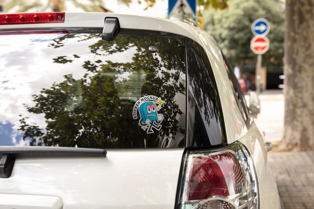 Ansicht des Aufklebermodells auf dem Autofenster