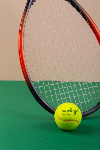 Ansicht des Mock-up-Tennisballs und des Tennisschlägers